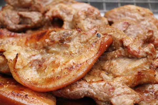 Daging babi panggang sangat lezat di pasaran — Stok Foto