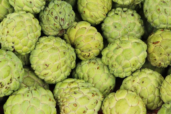 La pomme à sucre est délicieuse sur le marché — Photo