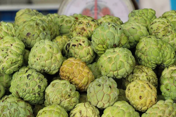 La pomme à sucre est délicieuse sur le marché — Photo