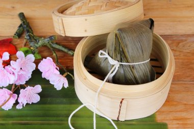 Zongzi Çin yemeği veya yapışkan pirinç hamur tatlısı