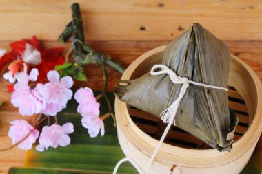 Zongzi Çin yemeği veya yapışkan pirinç hamur tatlısı