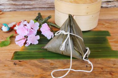 Zongzi Çin yemeği veya yapışkan pirinç hamur tatlısı