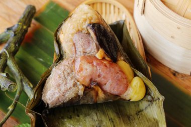 Zongzi Çin yemeği veya yapışkan pirinç hamur tatlısı