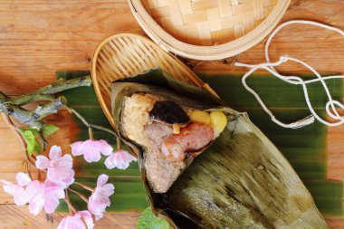 Zongzi Çin yemeği veya yapışkan pirinç hamur tatlısı