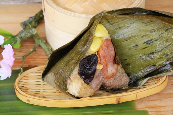 Zongzi Çin yemeği veya yapışkan pirinç hamur tatlısı