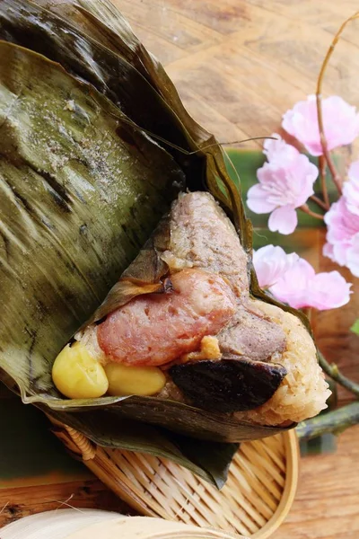 Zongzi Çin yemeği veya yapışkan pirinç hamur tatlısı