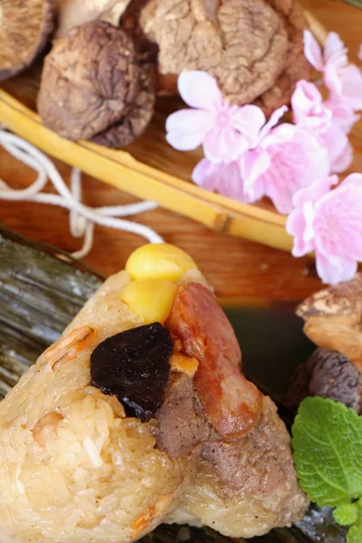 Comida china Zongzi o albóndigas de arroz pegajosas — Foto de Stock