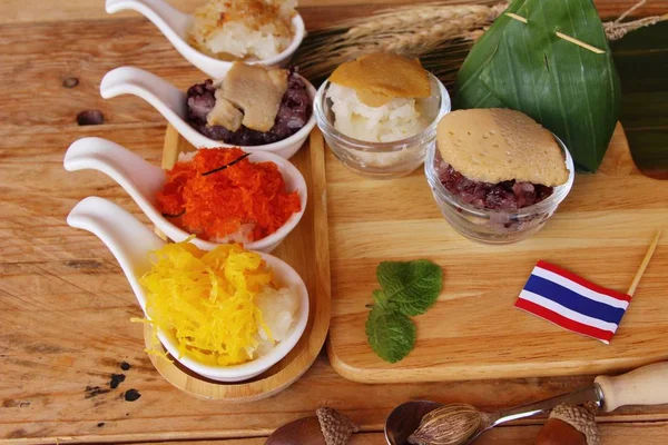 Riso appiccicoso con crema pasticcera, pagine miste, dessert tailandese — Foto Stock