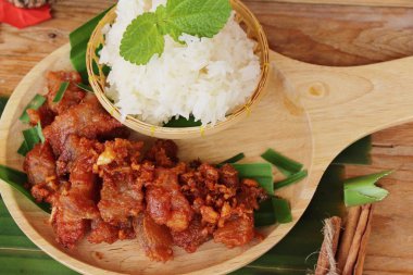 Kızarmış domuz sarımsak ve yapışkan pirinç