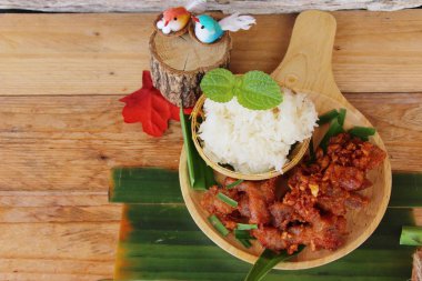 Kızarmış domuz sarımsak ve yapışkan pirinç