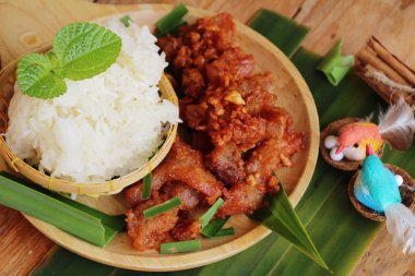 Kızarmış domuz sarımsak ve yapışkan pirinç