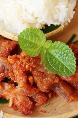 Kızarmış domuz sarımsak ve yapışkan pirinç