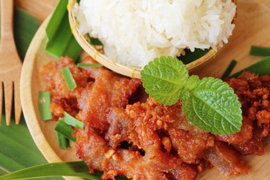 Kızarmış domuz sarımsak ve yapışkan pirinç