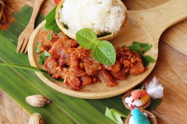 Kızarmış domuz sarımsak ve yapışkan pirinç