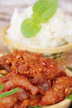 Kızarmış domuz sarımsak ve yapışkan pirinç