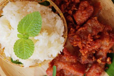 Kızarmış domuz sarımsak ve yapışkan pirinç