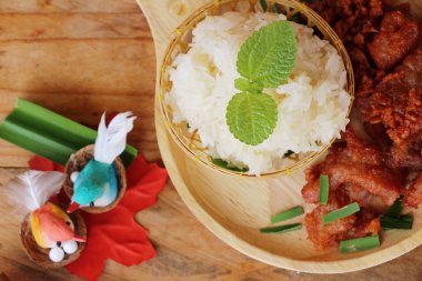 Kızarmış domuz sarımsak ve yapışkan pirinç