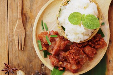 Kızarmış domuz sarımsak ve yapışkan pirinç