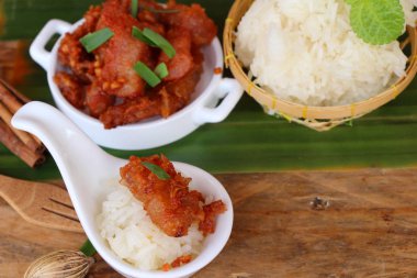 Kızarmış domuz sarımsak ve yapışkan pirinç