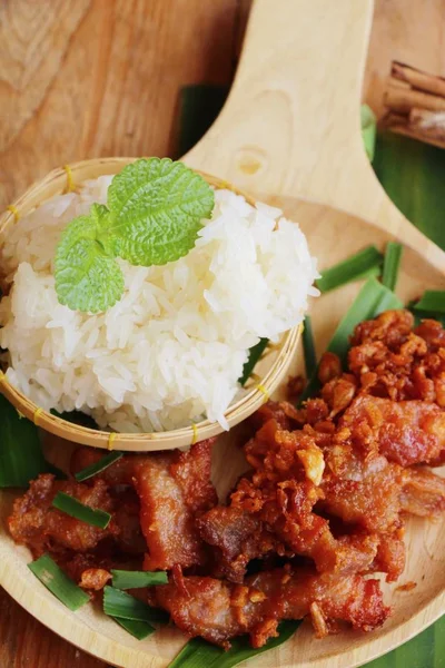 Kızarmış domuz sarımsak ve yapışkan pirinç