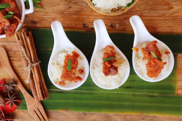 Fried pork with garlic and sticky rice — Stock Photo, Image