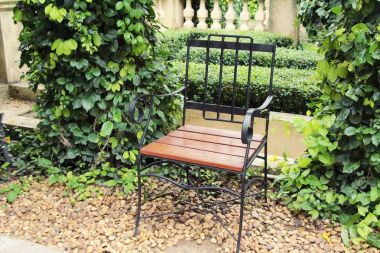 Vintage tarzı koltukları bahçede ayarla