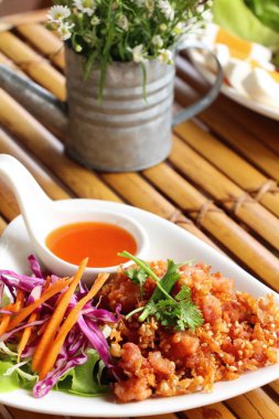 Kızarmış tavuk nuggets soslu lezzetli