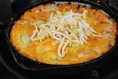 Kızarmış istiridye omlet ile gevrek nefis