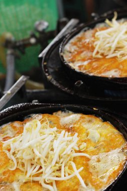 Kızarmış istiridye omlet ile gevrek nefis