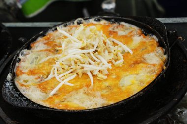 Kızarmış istiridye omlet ile gevrek nefis