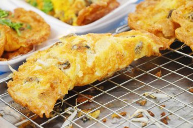 Kızarmış istiridye omlet ile gevrek nefis