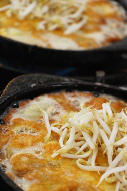 Kızarmış istiridye omlet ile gevrek nefis