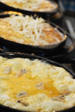 Kızarmış istiridye omlet ile gevrek nefis