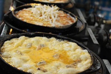 Kızarmış istiridye omlet ile gevrek nefis