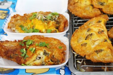 Kızarmış istiridye omlet ile gevrek nefis