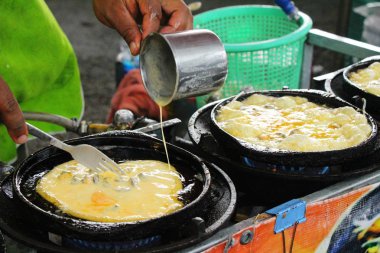 Kızarmış istiridye omlet ile gevrek nefis