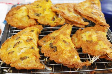 Kızarmış istiridye omlet ile gevrek nefis