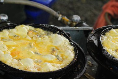 Kızarmış istiridye omlet ile gevrek nefis