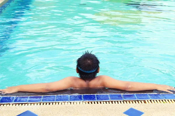 Il ragazzo sta nuotando in piscina — Foto Stock