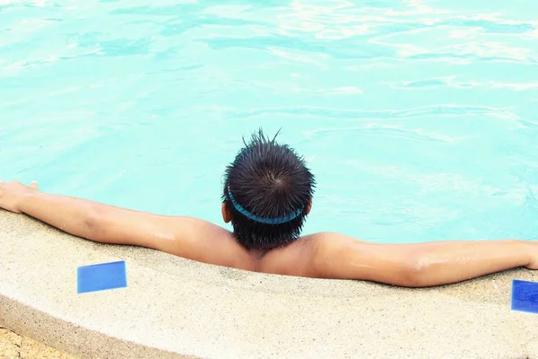 Pojken simmar i poolen — Stockfoto