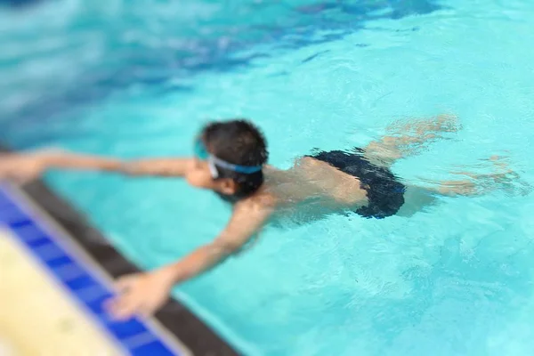 Chlapec se koupe v bazénu — Stock fotografie
