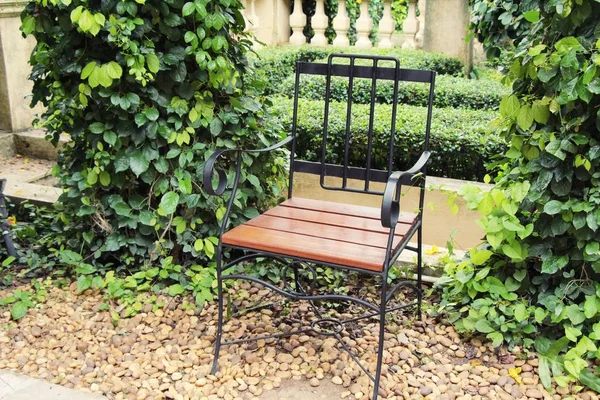 Vintage tarzı koltukları bahçede ayarla