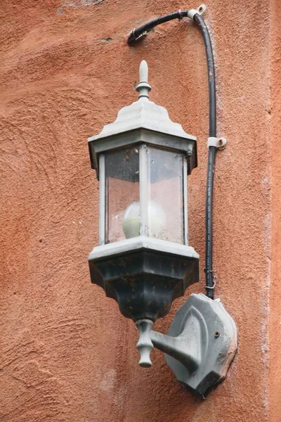 Лампа біля цегляної стіни вінтажний стиль — стокове фото