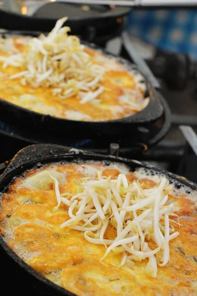 Kızarmış istiridye omlet ile gevrek nefis