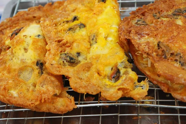 Kızarmış istiridye omlet ile gevrek nefis