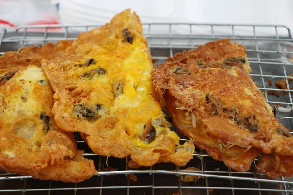 Kızarmış istiridye omlet ile gevrek nefis