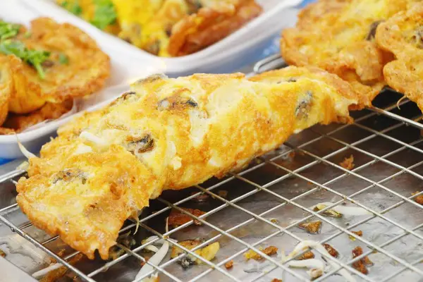 Kızarmış istiridye omlet ile gevrek nefis