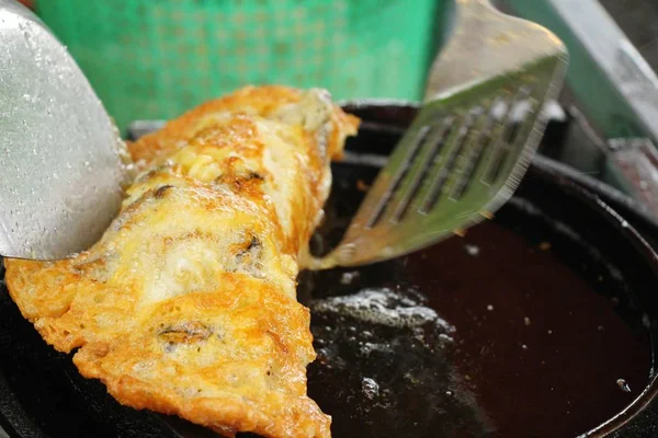 Kızarmış istiridye omlet ile gevrek nefis