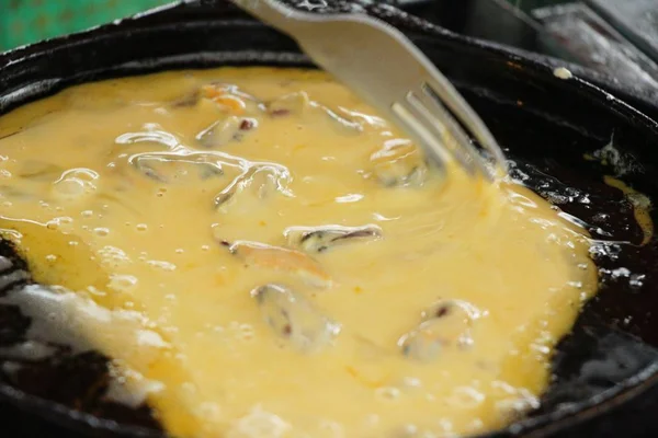 Kızarmış istiridye omlet ile gevrek nefis