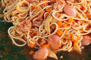 Domuz eti ve sebze spagetti lezzetlidir